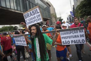 Homem protesta na corrida de São Silvestre, em São Paulo.