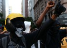 La muerte de un camarógrafo abre la veda contra los Black Bloc en Río La muerte de un camarógrafo abre la veda contra los Black Bloc en Río