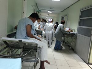 Pacientes são internados no corredor do hospital. T.B