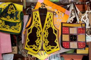 Detalhes dos trabalhos feitos pelo artesão, com uma espécie de