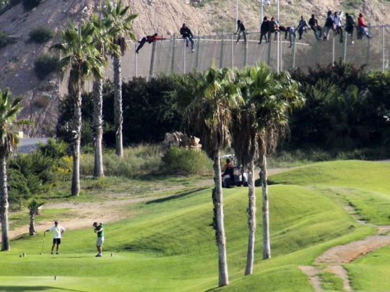 Não é montagem: imigrantes entram na Espanha por campo de golfe