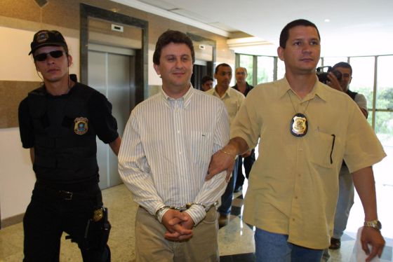 Alberto Youssef chega à Polícia Federal em Curitiba