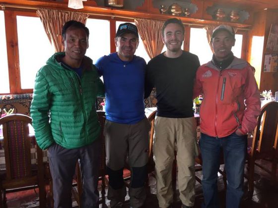 Rosier (de azul) e o filho Davi, no centro, entre dois alpinistas do Everest, em foto publicada no dia 6 de abril.