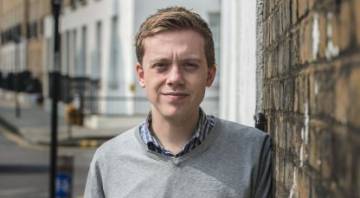 O escritor Owen Jones posa para a entrevista em