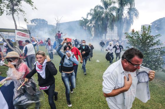 PM reprime protesto de professores em Curitiba e mais de cem se ferem