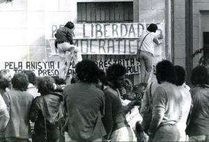 Estudantes colocam faixa na PUC-SP em 1977.