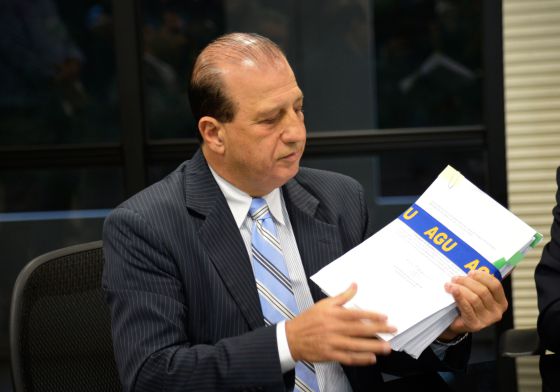 O relator do TCU, Augusto Nardes, recebe defesa do Governo.
