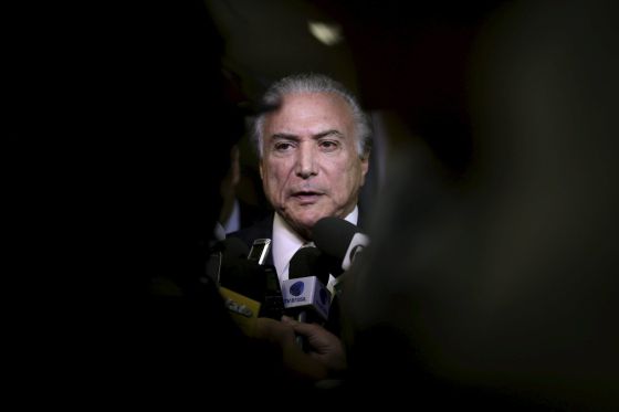 Crise política implode base de Dilma na Câmara e Governo mira Senado