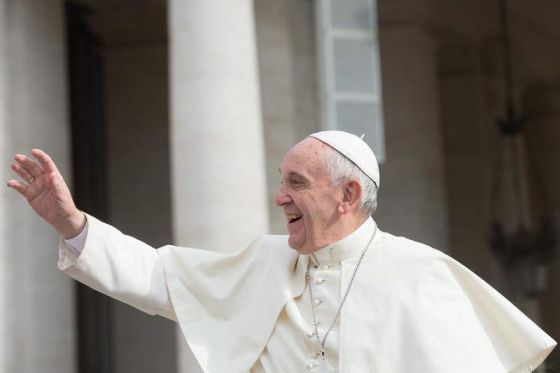 El cardenal Francesco Coccopalmerio (derecha), presidente del Consejo Pontificio para Textos Legislativos, lee los decretos de Francismo hoy en el Vaticano.