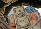 Dólar atinge a barreira dos 4 reais