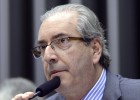 Investigado na Suíça, Cunha mantém poder e cerco a Dilma na Câmara
