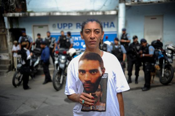 Elizabeth Gomes, mulher do pedreiro desaparecido Amarildo de Souza, em protesto na UPP da Rocinha. Fernando Frazão - Agência Brasil