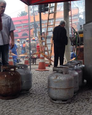 Botijões de gás encontrados nos fundos do edifício que explodiu.