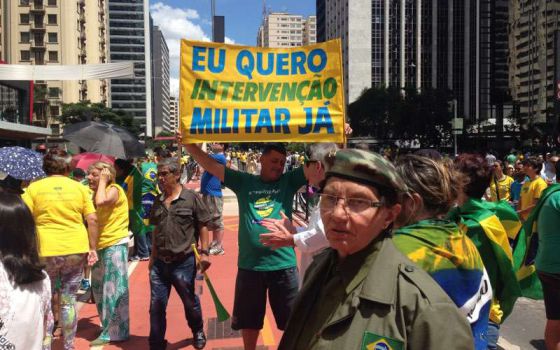 Cartaz na Paulista pede intervenção militar.