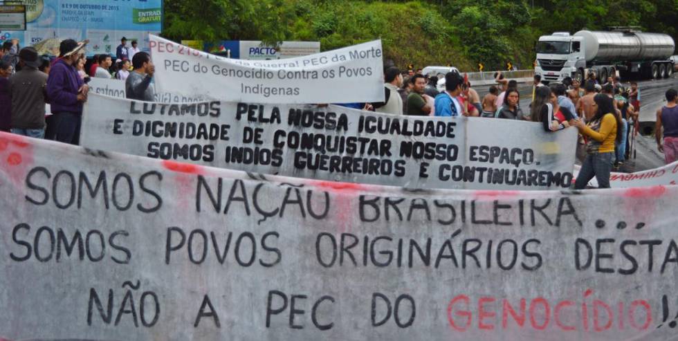 Índios Guaranis protestam contra PEC 215