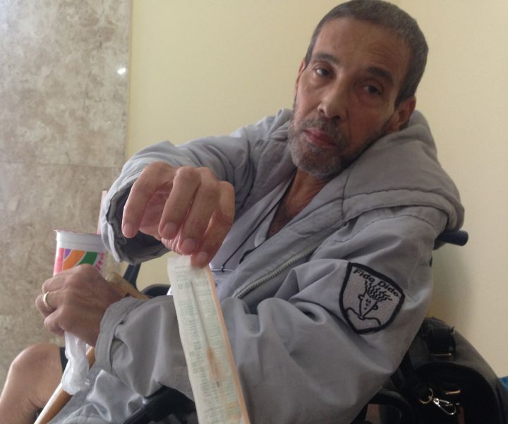 Jorge Pereira, de 54 anos, traz as próprias agulhas de casa. Jorge Pereira, de 54 anos, traz as próprias agulhas de casa.