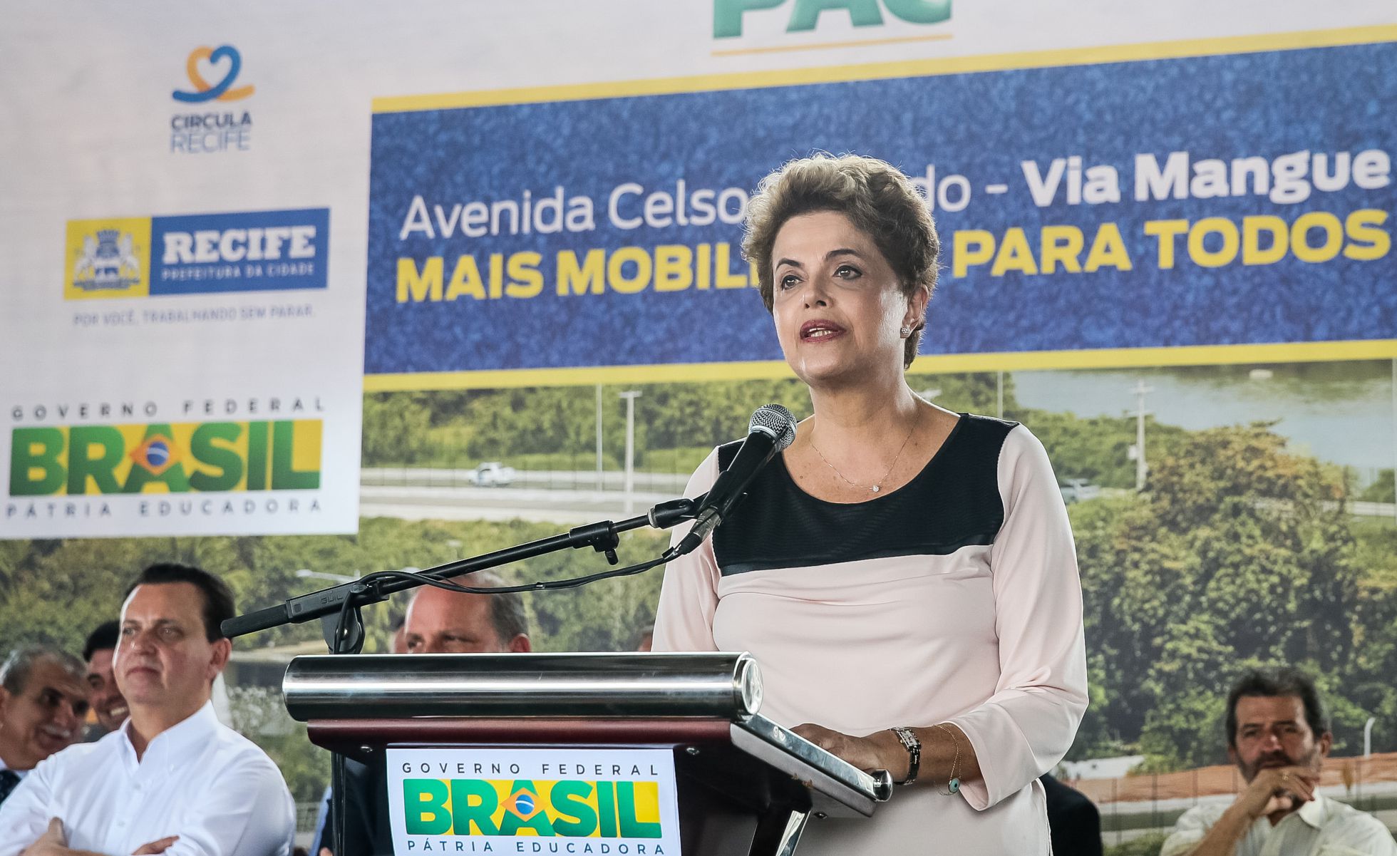 Longe de Davos, Dilma participou de cerimônia de abertura ao tráfego no Recife nesta quinta-feira. Longe de Davos, Dilma participou de cerimônia de abertura ao tráfego no Recife nesta quinta-feira.