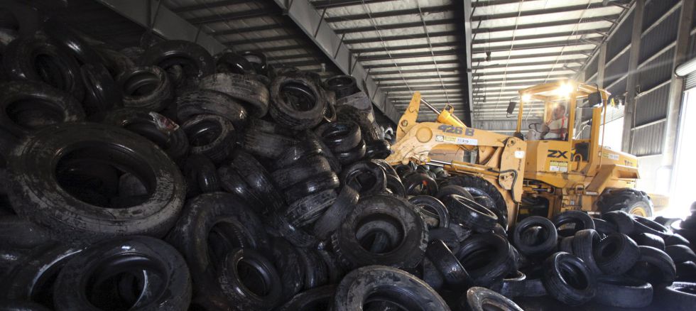 Pneus removidos para evitar o acúmulo de água em porto Rico