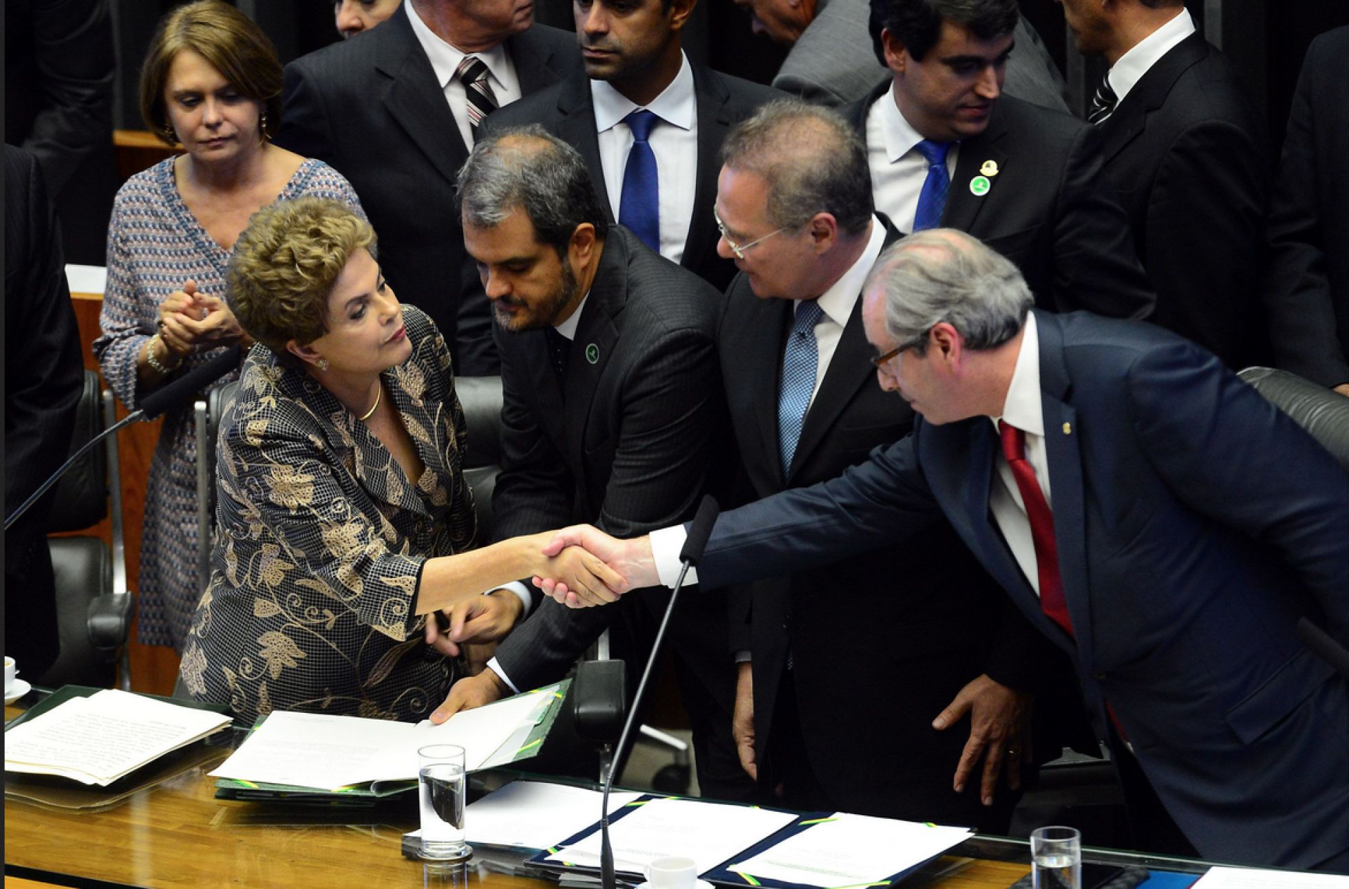 Dilma cumprimenta Cunha sob olhar de Renan. Dilma cumprimenta Cunha sob olhar de Renan.