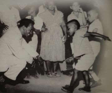 Ismael Silva e uma criança.