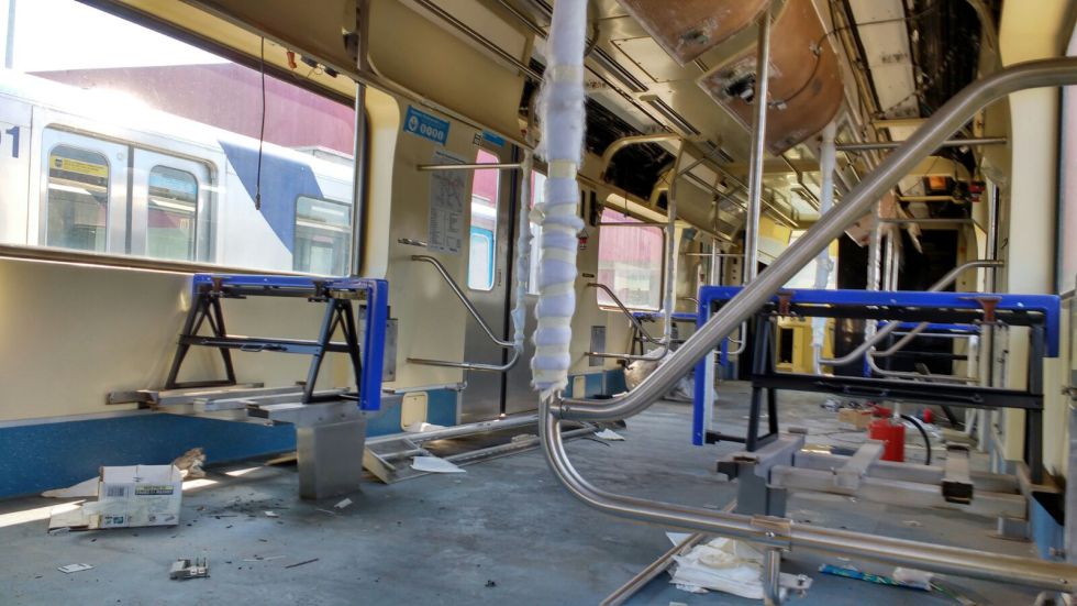 Segundo metroviários, trem em processo de desmonte.