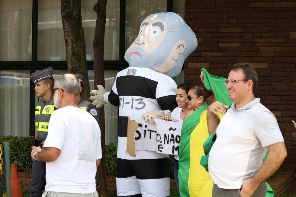 Manifestantes celebram investigação da Polícia Federal sobre Lula.