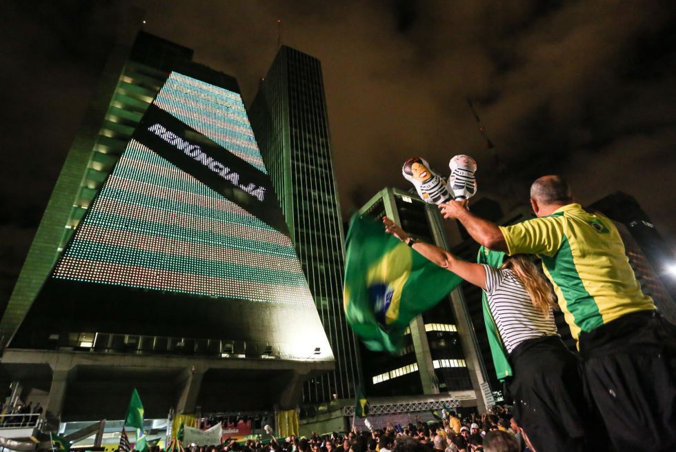 Manifestantes protestam contra o Governo em São Paulo.