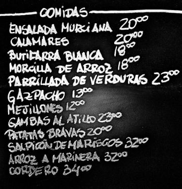 Menu adicional é exibido em uma lousa.