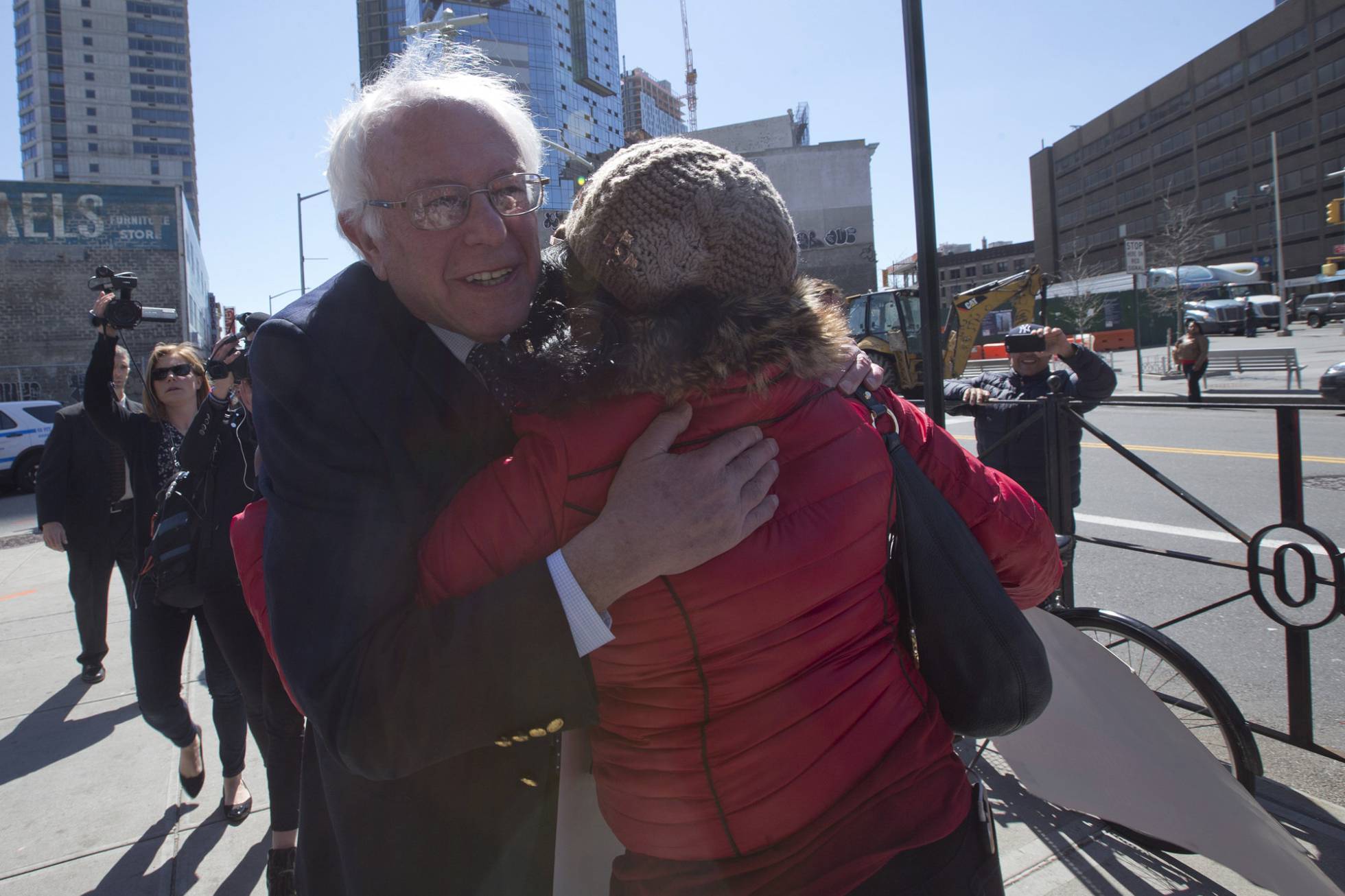 Eleitora abraça Bernie Sanders no Brooklyn, nesta quarta. Eleitora abraça Bernie Sanders no Brooklyn, nesta quarta.