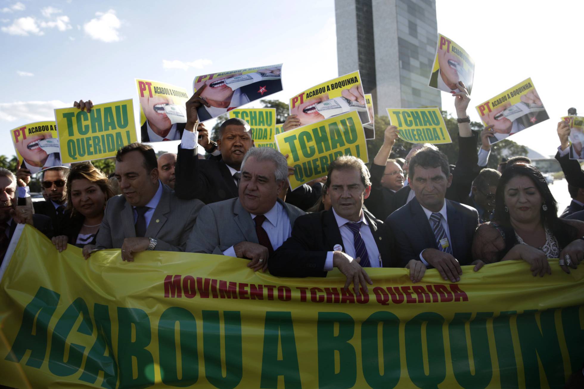 Deputados favoráveis ao impeachment protestam na Praça dos Três Poderes. Deputados favoráveis ao impeachment protestam na Praça dos Três Poderes.