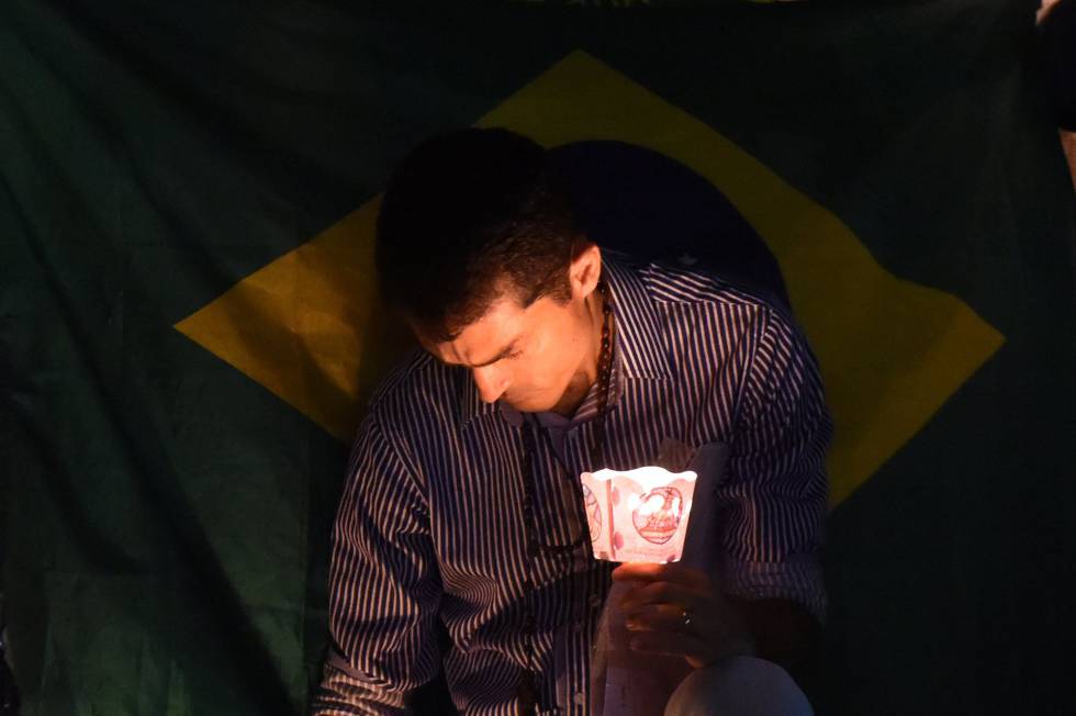 Homem participa de oração em frente ao Palácio do Planalto pela solução pacífica da crise, no último dia 7 de abril.