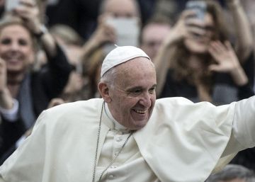 Papa volta de Lesbos com 12 refugiados que acolherá no Vaticano