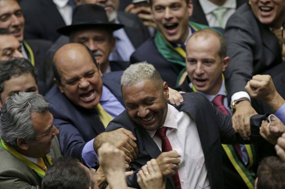 Diputados conmemoran el "sí" del diputado Tirica. Diputados conmemoran el "sí" del diputado Tirica.