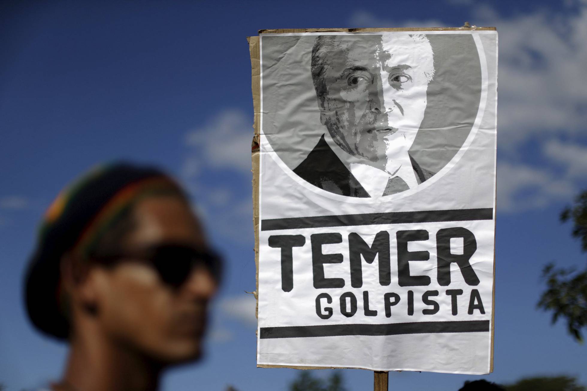 Manifestante contra o impeachment segura cartaz de Temer Manifestante contra o impeachment segura cartaz de Temer