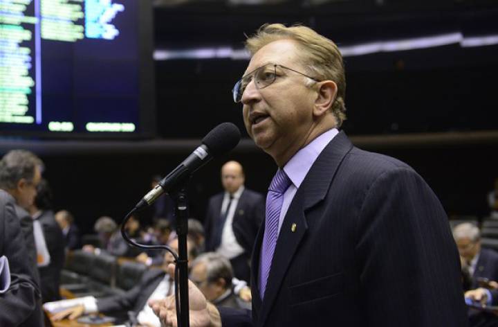 Aliado de Cunha, João Campos (PRB-GO) vai dar parecer favorável à proposta. Aliado de Cunha, João Campos (PRB-GO) vai dar parecer favorável à proposta.