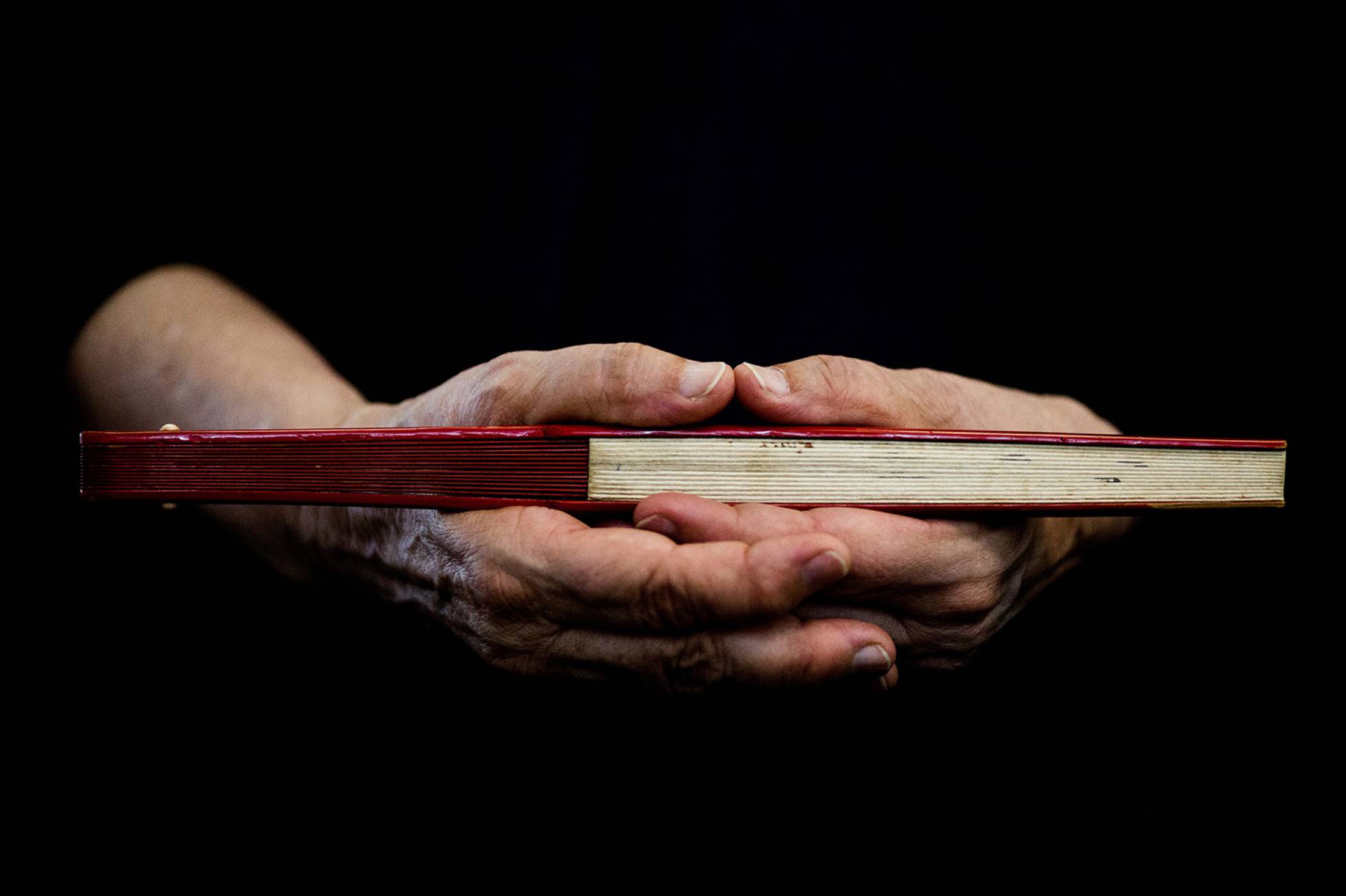 A monja segurando um leque japonês. A monja segurando um leque japonês.