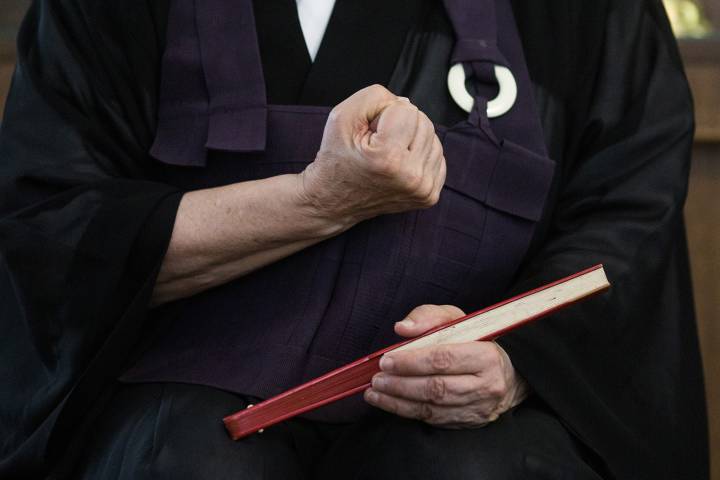 Demonstra paixão ao falar e gesticula muito, mas não perde o tom sereno. Demonstra paixão ao falar e gesticula muito, mas não perde o tom sereno.