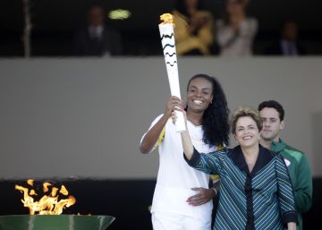 Chegada da tocha olímpica ao Brasil vira ato político de Dilma