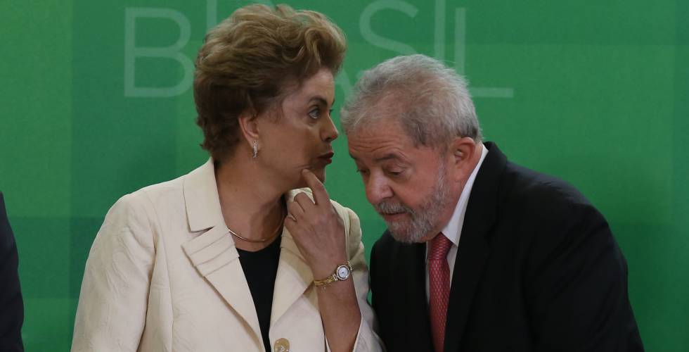 Dilma e Lula durante nomeação de novos ministros, em março