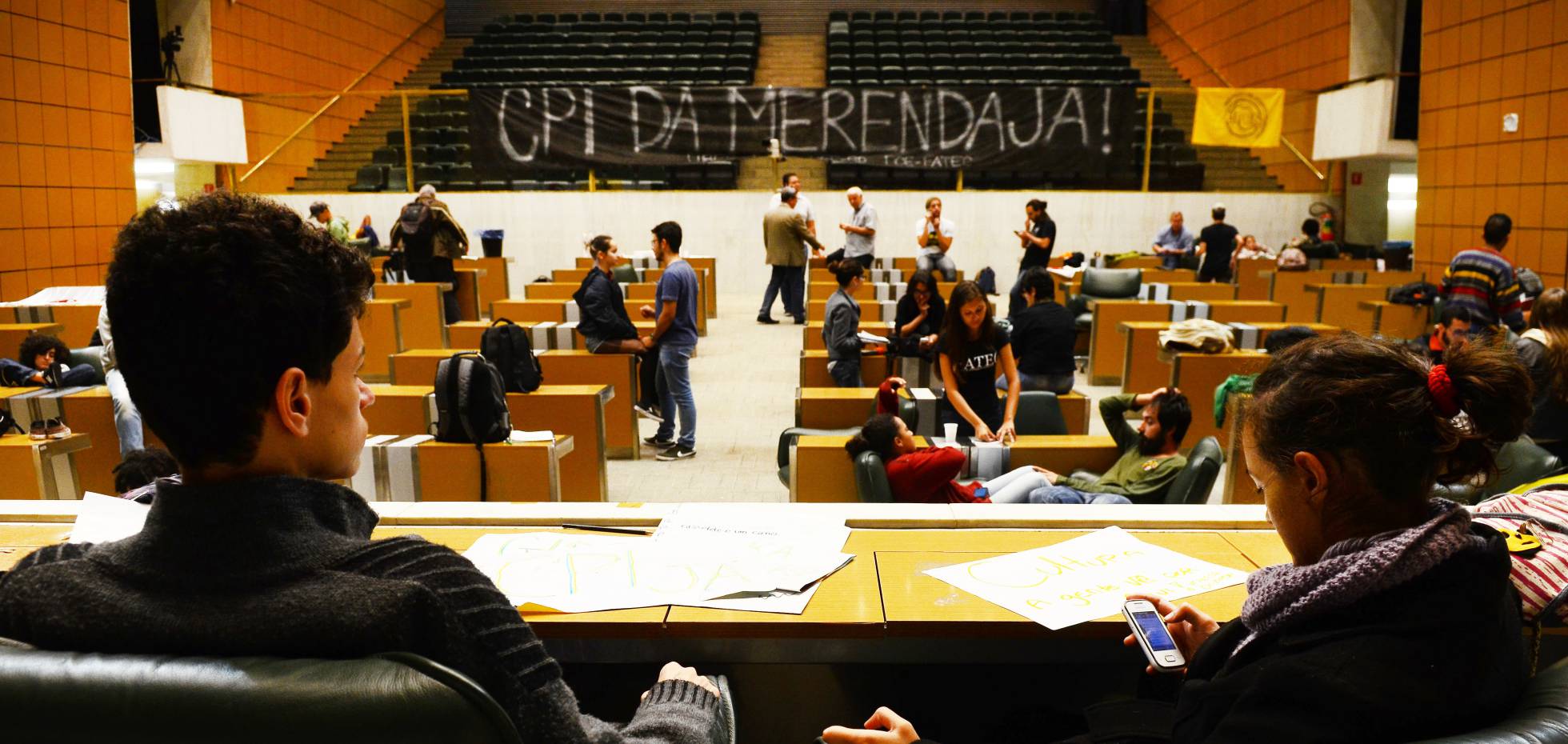 Estudantes travam guerra de resistência na Assembleia para garantir CPI da merenda Estudantes travam guerra de resistência na Assembleia para garantir CPI da merenda