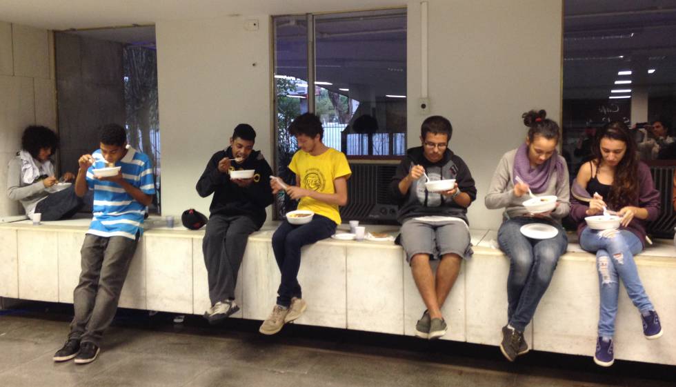Estudantes conseguem driblar bloqueio e