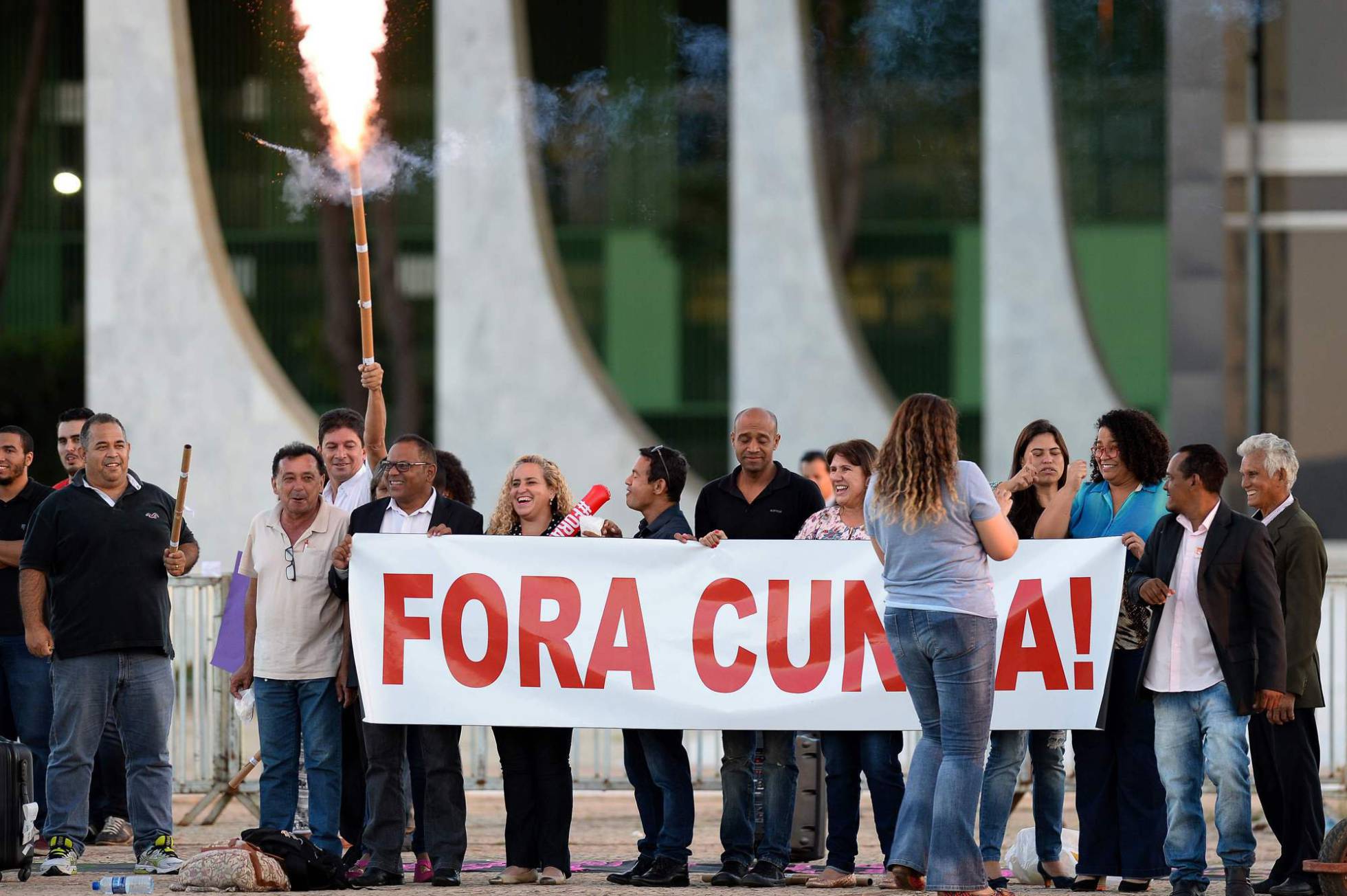 Manifestantes soltam fogos em frente ao STF. Manifestantes soltam fogos em frente ao STF.