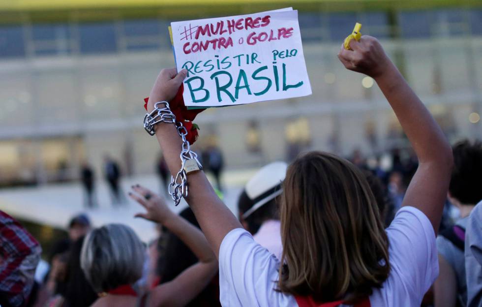 Mulheres protestam em frente ao Planalto.