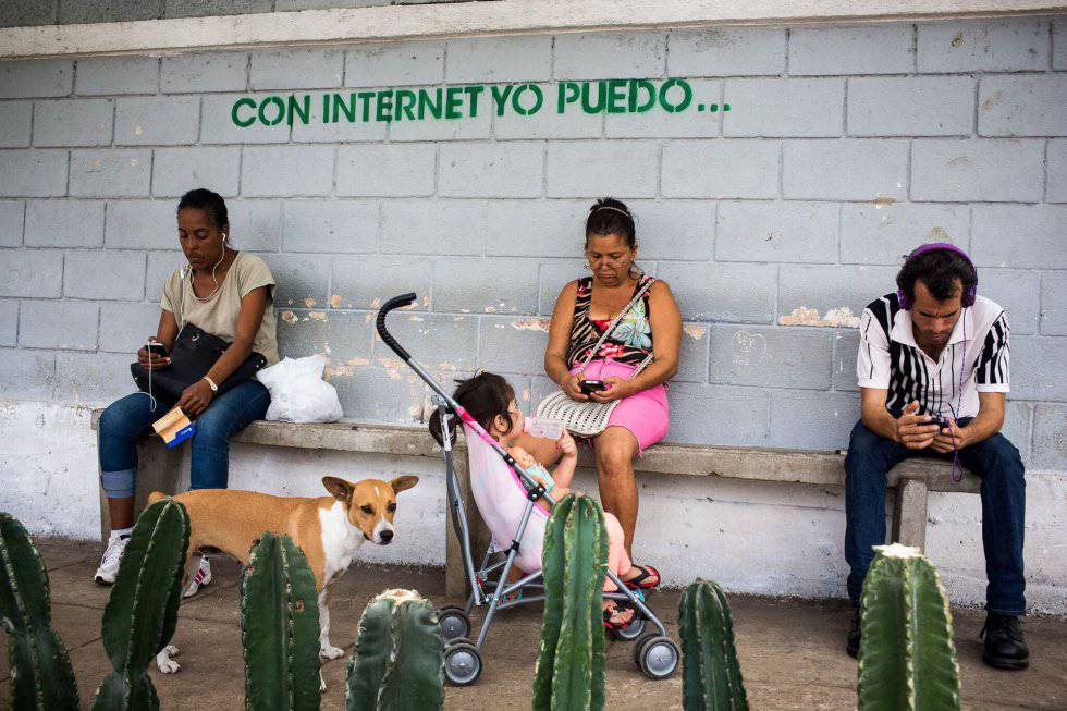 Espaço de lazer El Romerillo, em Havana, onde o Google abriu seu primeiro espaço e oferece conexão wifi gratuita 24 horas por dia. Espaço de lazer El Romerillo, em Havana, onde o Google abriu seu primeiro espaço e oferece conexão wifi gratuita 24 horas por dia.