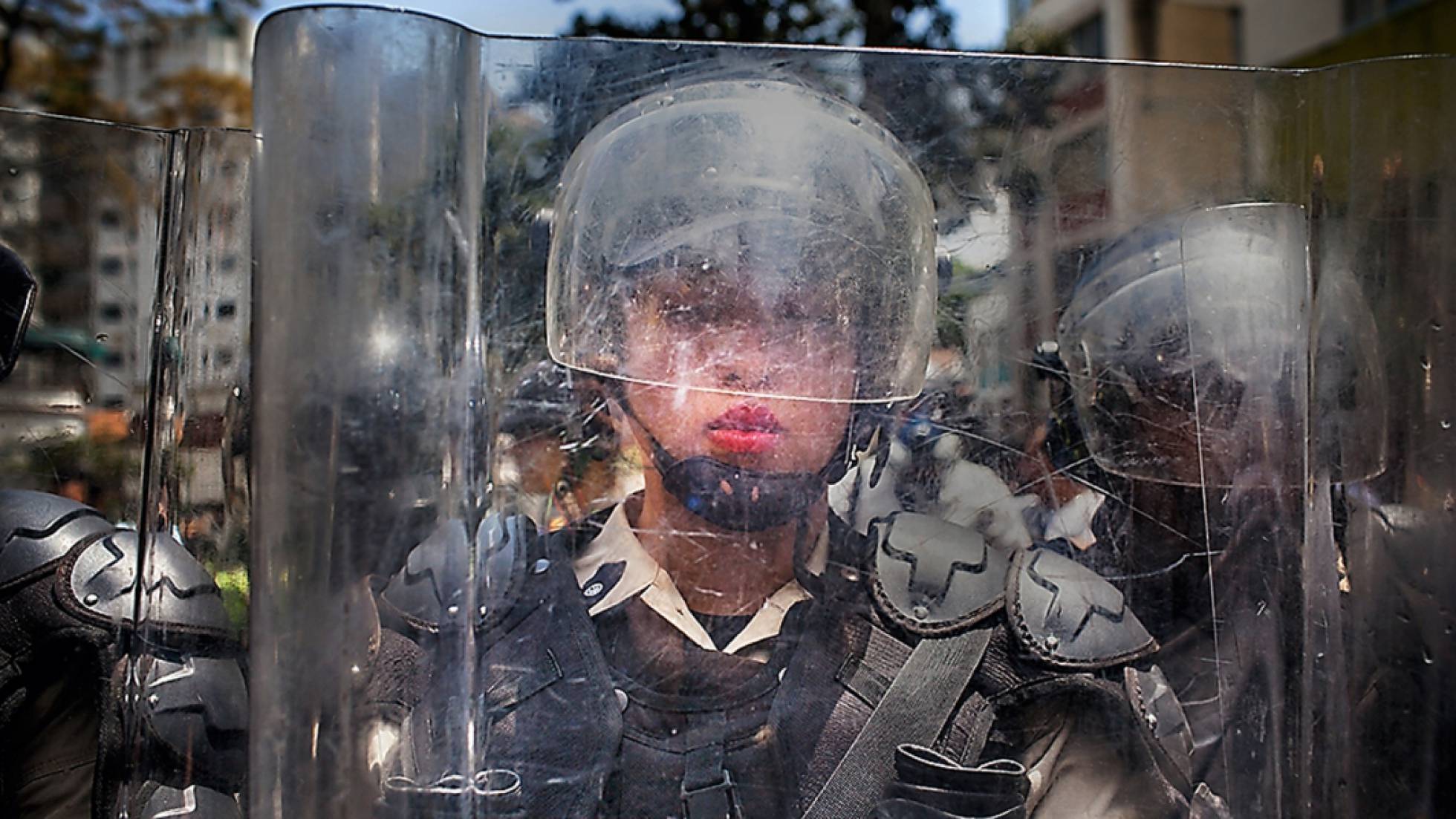 Policial da tropa de choque nas manifestações de 2014, no bairro abastado de Altamira, em Caracas. Policial da tropa de choque nas manifestações de 2014, no bairro abastado de Altamira, em Caracas.