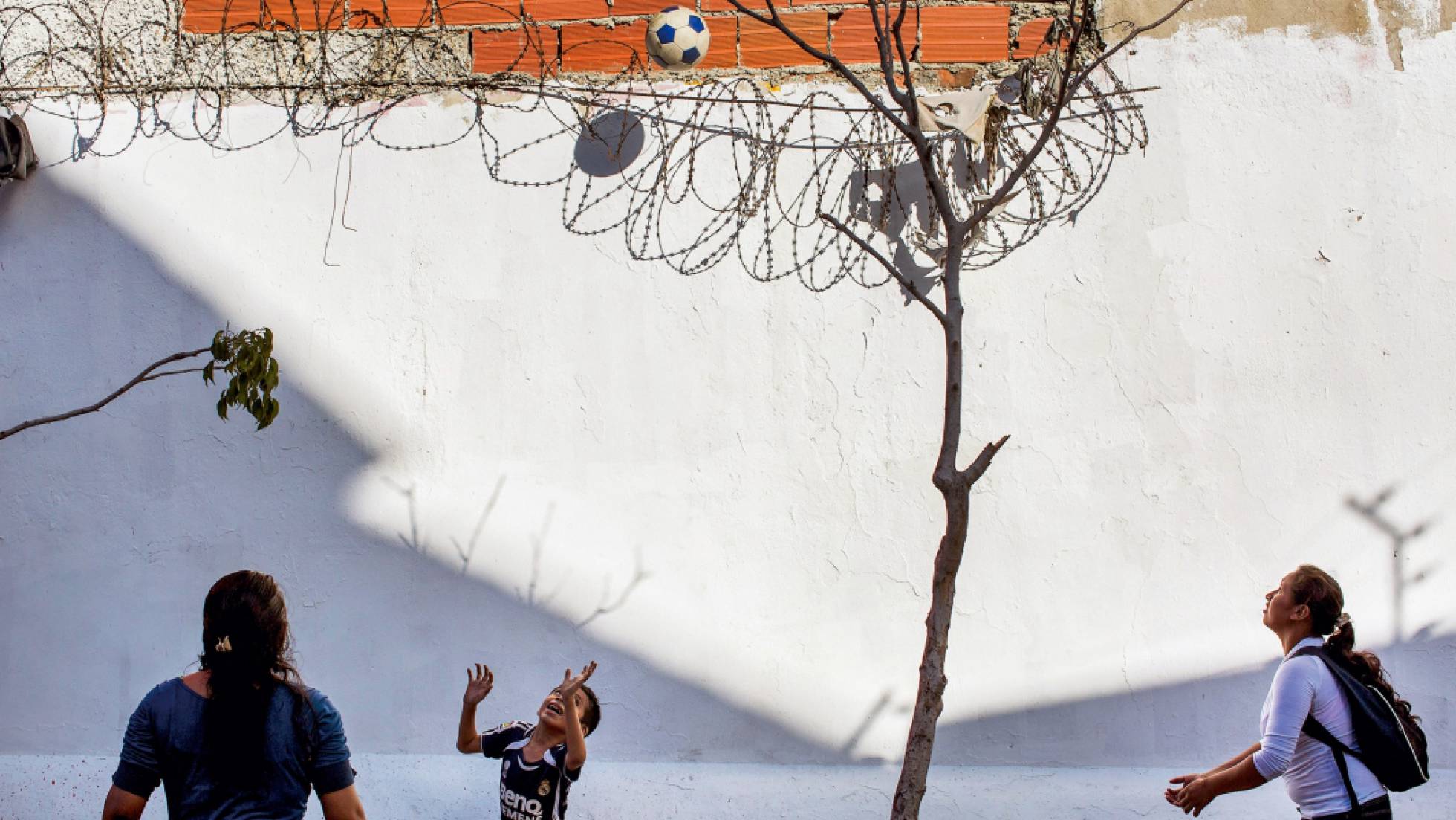 Menino brinca em um parque no dia das últimas eleições. Menino brinca em um parque no dia das últimas eleições.