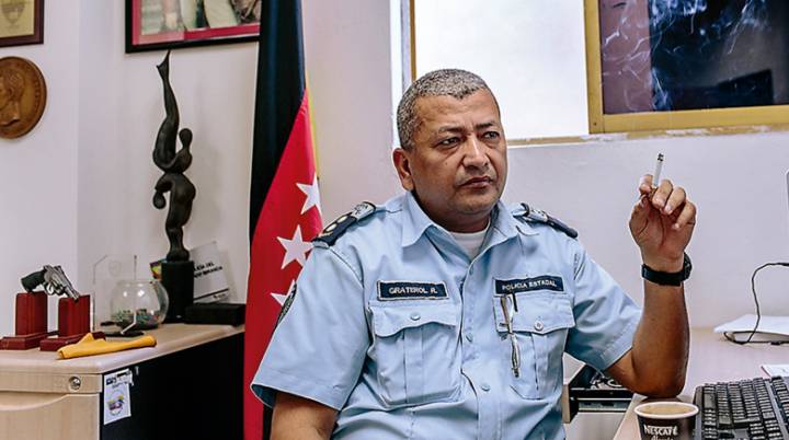 O comissário Rafael Graterol, em seu escritório no perigoso bairro de Petare. O comissário Rafael Graterol, em seu escritório no perigoso bairro de Petare.