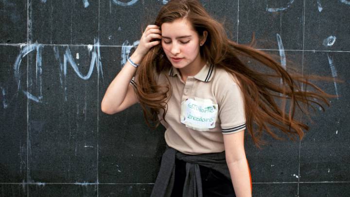 Uma estudante em uma manifestação na cidade de San Cristóbal, durante os protestos de 2014. Uma estudante em uma manifestação na cidade de San Cristóbal, durante os protestos de 2014.