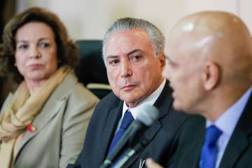Temer, entre a secretária para as Mulheres, Fátima Pelaes, e o ministro da Justiça, Alexandre de Moraes.