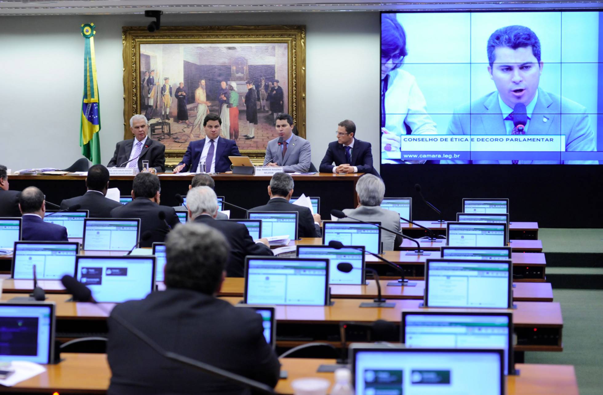 Marcos Rogério lê seu relatório no Conselho de Ética. Marcos Rogério lê seu relatório no Conselho de Ética.